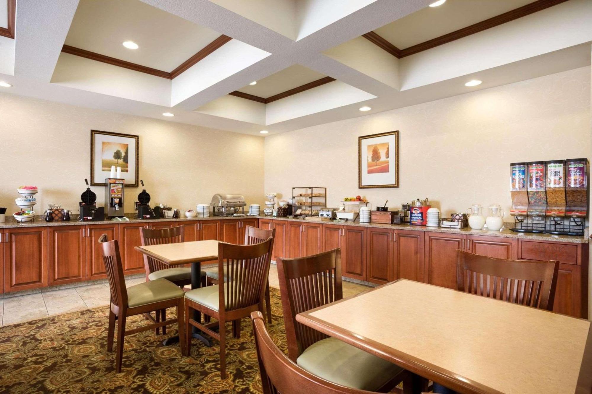 Country Inn & Suites By Radisson, Washington At Meadowlands, Pa Exterior photo